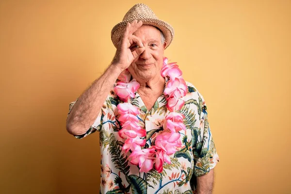 Šedovlasý Starší Muž Letním Klobouku Havajské Lei Přes Žluté Pozadí — Stock fotografie