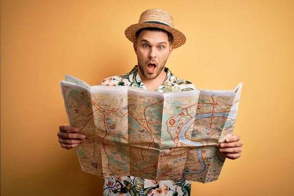 Молодой Человек Отпуске Летней Шляпе Держащий Глядя Туристическую Карту Желтом — стоковое фото