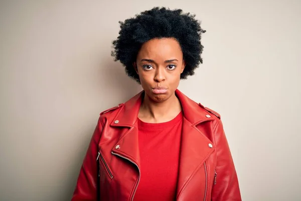 Fiatal Gyönyörű Afro Göndör Haj Visel Alkalmi Piros Kabát Depressziós — Stock Fotó