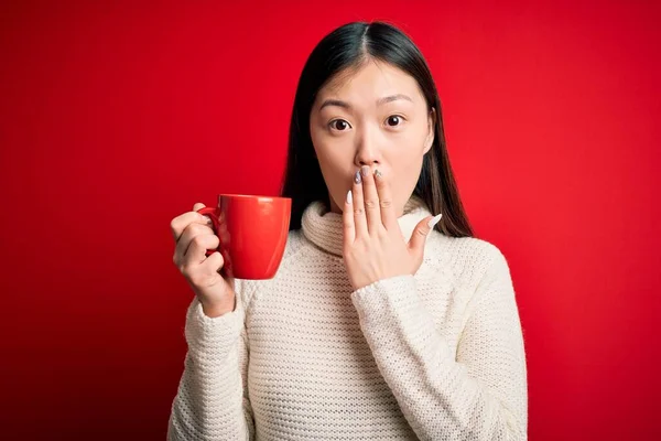 Jovem Mulher Asiática Bebendo Uma Xícara Café Quente Sobre Isolado — Fotografia de Stock