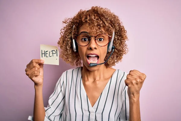 Afroamerikanische Callcenter Agentin Mit Headset Hält Papier Mit Hilfemeldung Schreit — Stockfoto