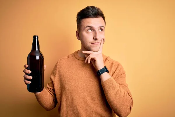 Νεαρός Όμορφος Καυκάσιος Άντρας Πίνει Ένα Μπουκάλι Μπύρα Κίτρινο Φόντο — Φωτογραφία Αρχείου