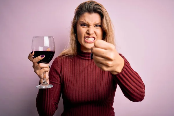 Junge Schöne Blonde Frau Trinkt Glas Rotwein Über Isoliertem Rosa — Stockfoto