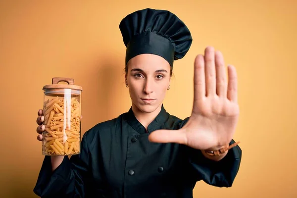 Güzel Aşçı Üniforması Giyen Genç Bir Kadın Elinde Talyan Makarnasıyla — Stok fotoğraf