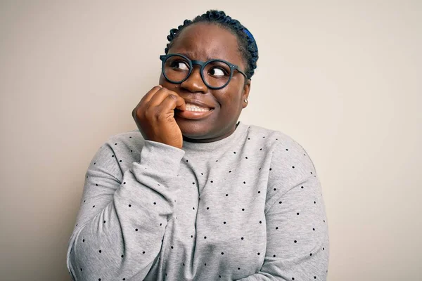 Ung Afrikansk Amerikan Storlek Kvinna Med Flätor Bär Casual Sweatshirt — Stockfoto