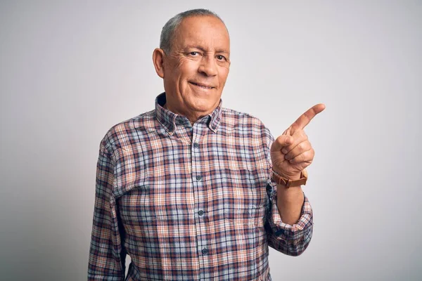 Senior Knappe Man Draagt Casual Shirt Staan Geïsoleerde Witte Achtergrond — Stockfoto