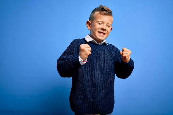 Joven Niño Caucásico Con Ojos Azules Usando Suéter Invierno Sobre —  Fotos de Stock