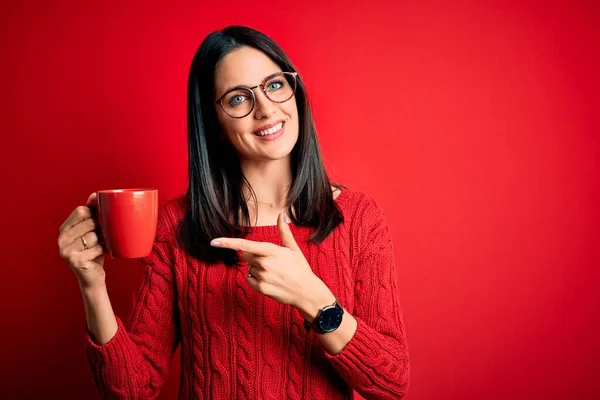 Fiatal Barna Kék Szemű Szemüveges Iszik Egy Csésze Kávét Nagyon — Stock Fotó