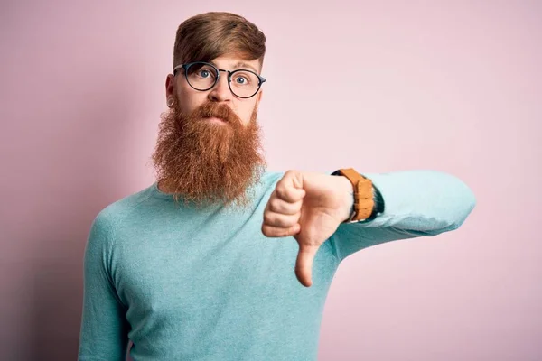 Hombre Pelirrojo Irlandés Guapo Con Barba Con Gafas Sobre Fondo —  Fotos de Stock