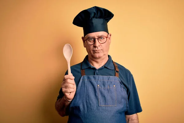 Hombre Cocina Mediana Edad Con Delantal Sombrero Sosteniendo Cuchara Madera —  Fotos de Stock