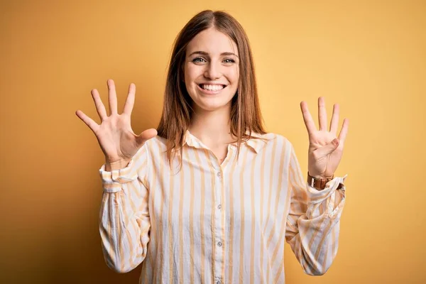 Jonge Mooie Roodharige Vrouw Draagt Casual Gestreepte Shirt Geïsoleerde Gele — Stockfoto