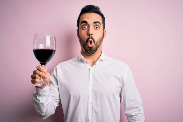 Ung Stilig Man Med Skägg Dricka Glas Rött Vin Över — Stockfoto