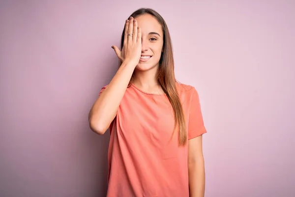 Young Beautiful Woman Wearing Casual Shirt Standing Isolated Pink Background — Stock Photo, Image