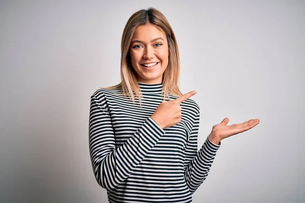 Jong Mooi Blond Vrouw Dragen Casual Gestreepte Trui Geïsoleerde Achtergrond — Stockfoto