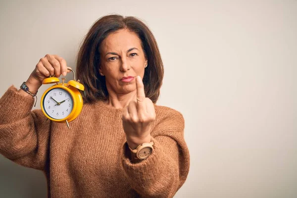 Middle Age Brunette Woman Holding Clasic Alarm Clock Isolated Background — ストック写真