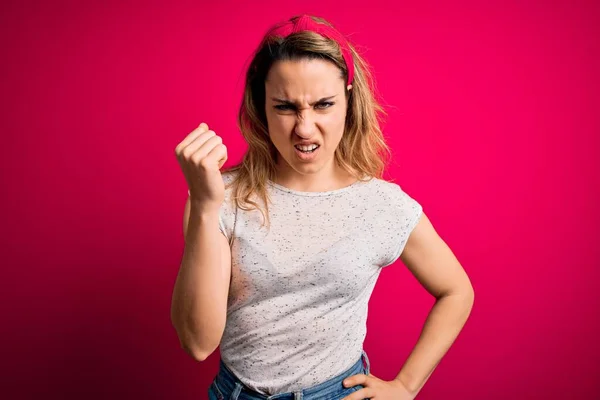 Jonge Mooie Blonde Vrouw Draagt Casual Shirt Staan Geïsoleerde Roze — Stockfoto