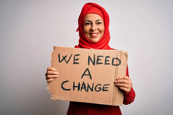 Frau Mittleren Alters Muslimischen Hijab Die Nach Veränderung Fragt Hält — Stockfoto