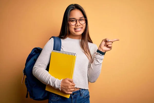 Ung Smart Asiatisk Student Flicka Bär Ryggsäck Innehav Anteckningsbok Över — Stockfoto