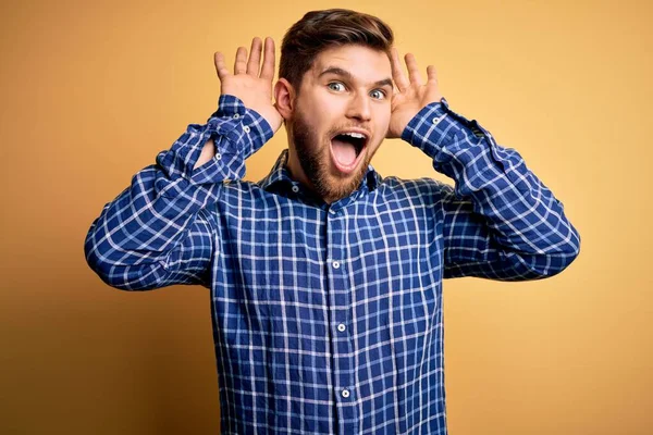 Giovane Uomo Affari Biondo Con Barba Gli Occhi Azzurri Che — Foto Stock