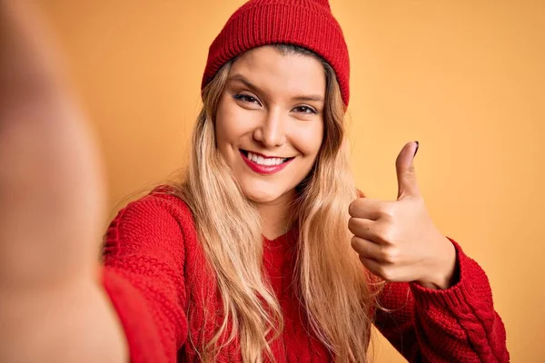 Junge Schöne Blonde Frau Macht Selfie Von Der Kamera Über — Stockfoto