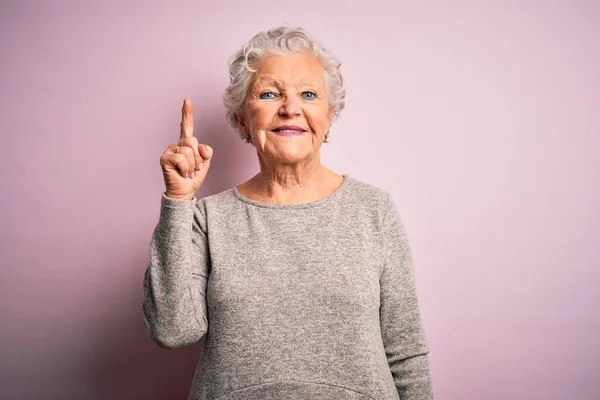 Senior Hermosa Mujer Vistiendo Casual Camiseta Pie Sobre Aislado Rosa — Foto de Stock