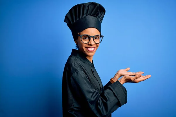Joven Mujer Afroamericana Chef Con Uniforme Cocina Sombrero Sobre Fondo —  Fotos de Stock