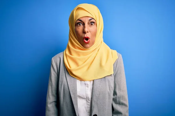 Middelbare Leeftijd Brunette Zakenvrouw Dragen Moslim Traditionele Hijab Blauwe Achtergrond — Stockfoto