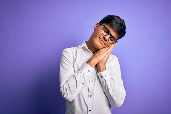 Jonge Knappe Zakenman Draagt Shirt Bril Geïsoleerde Paarse Achtergrond Slapen — Stockfoto