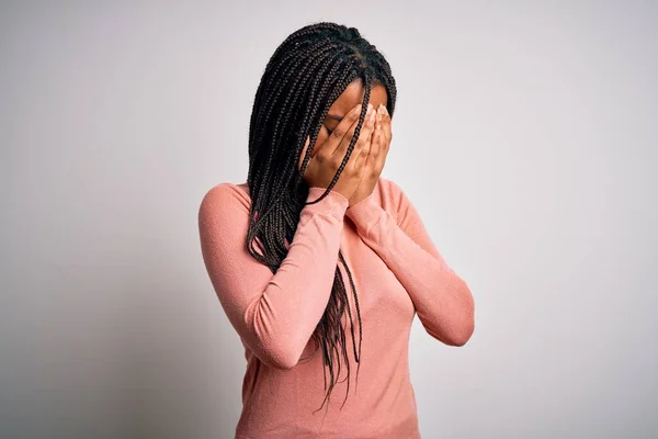 Jonge Afro Amerikaanse Vrouw Staat Casual Koel Witte Geïsoleerde Achtergrond — Stockfoto