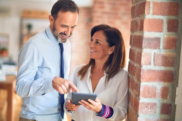 Due Lavoratori Mezza Età Che Sorridono Felici Fiduciosi Piedi Lavorando — Foto Stock