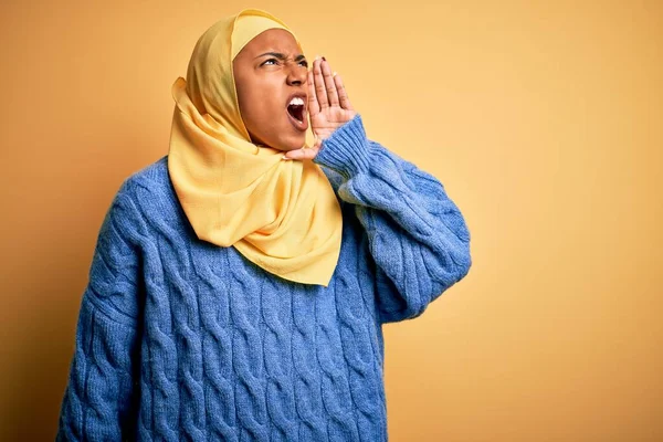 Молода Афро Американська Африканка Одягнена Муслім Хіджаб Через Ізольований Жовтий — стокове фото