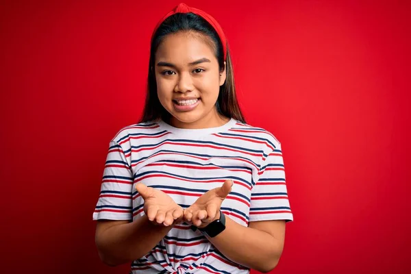 Fiatal Gyönyörű Ázsiai Lány Alkalmi Csíkos Pólót Visel Elszigetelt Vörös — Stock Fotó