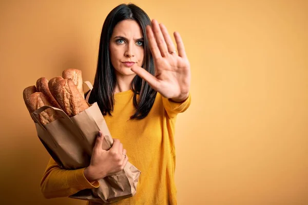 Νεαρή Γυναίκα Μπλε Μάτια Κρατώντας Χάρτινη Σακούλα Ψωμί Πάνω Από — Φωτογραφία Αρχείου
