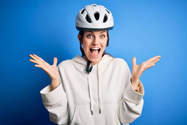 Молодая Красивая Рыжая Велосипедистка Велосипедном Шлеме Изолированном Синем Фоне Празднует — стоковое фото