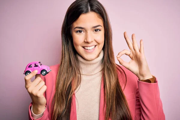 Menina Bonita Nova Segurando Brinquedo Carro Pequeno Sobre Fundo Rosa — Fotografia de Stock