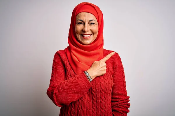 Medelålders Brunett Kvinna Bär Muslim Traditionell Hijab Över Isolerade Vit — Stockfoto