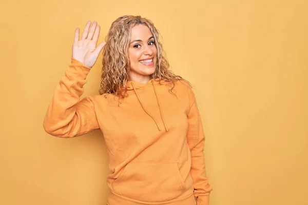 Jonge Mooie Blonde Sportieve Vrouw Draagt Casual Sweatshirt Gele Achtergrond — Stockfoto