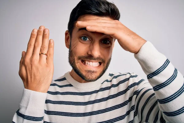 Bonito Homem Com Barba Mostrando Aliança Anel Casamento Dedo Sobre — Fotografia de Stock