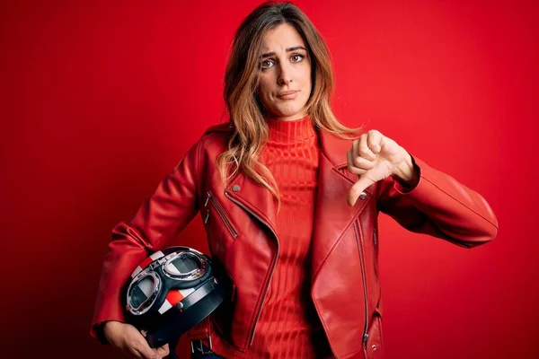 Όμορφη Μελαχρινή Μοτοσικλετίστρια Γυναίκα Φορώντας Κόκκινο Σακάκι Κρατώντας Κράνος Μοτοσικλέτας — Φωτογραφία Αρχείου
