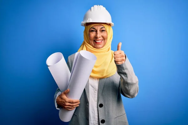 Архитектор Средних Лет Женщина Мусульманском Хиджабе Шлеме Безопасности Держа Чертежи — стоковое фото