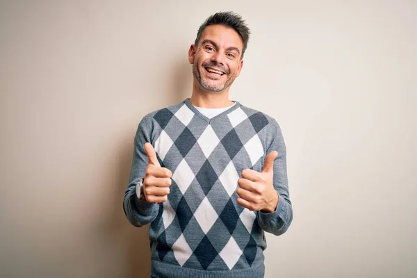 Jovem Homem Bonito Vestindo Camisola Casual Sobre Isolado Sinal Sucesso — Fotografia de Stock