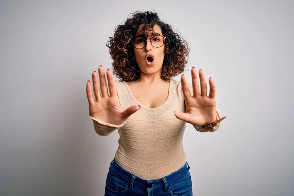 Junge Schöne Lockige Arabische Frau Trägt Lässiges Shirt Und Brille — Stockfoto