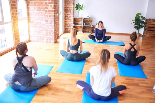 Jonge Mooie Groep Sportvrouwen Die Yoga Beoefenen Coach Onderwijs Stretch — Stockfoto