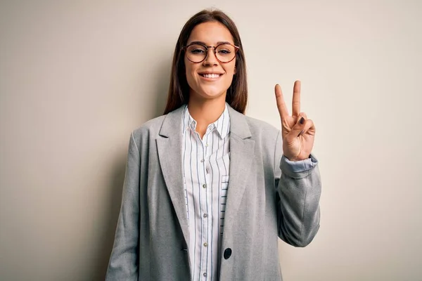 Ung Vacker Brunett Affärskvinna Bär Jacka Och Glasögon Över Vit — Stockfoto