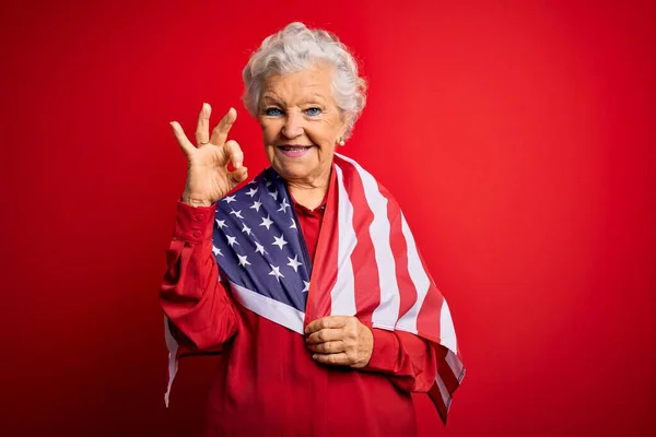Senior Hermosa Mujer Patriótica Pelo Gris Vistiendo Bandera Los Estados — Foto de Stock