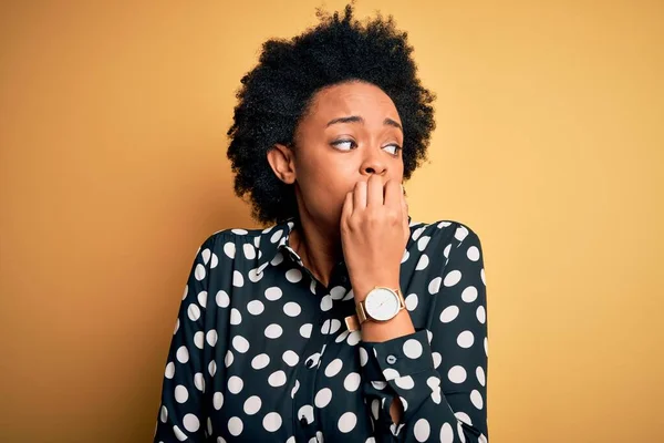 Kıvırcık Saçlı Rahat Gömlekli Genç Afro Amerikan Bir Kadın Stresli — Stok fotoğraf