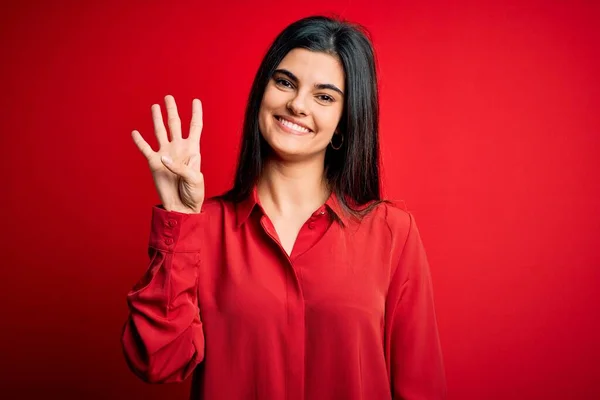 Junge Schöne Brünette Frau Lässigem Hemd Steht Über Rotem Hintergrund — Stockfoto