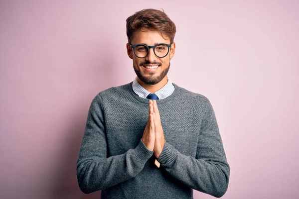 Jovem Homem Bonito Com Barba Vestindo Óculos Suéter Sobre Fundo — Fotografia de Stock