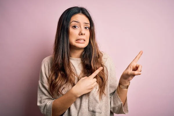 Jong Mooi Brunette Vrouw Dragen Casual Trui Staan Roze Achtergrond — Stockfoto