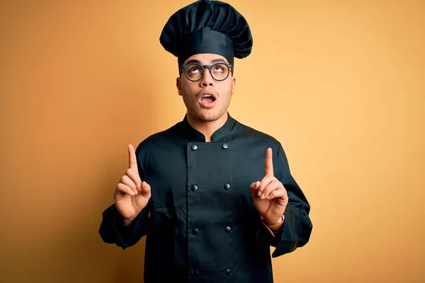 Jovem Chef Brasileiro Vestindo Uniforme Fogão Chapéu Sobre Fundo Amarelo — Fotografia de Stock